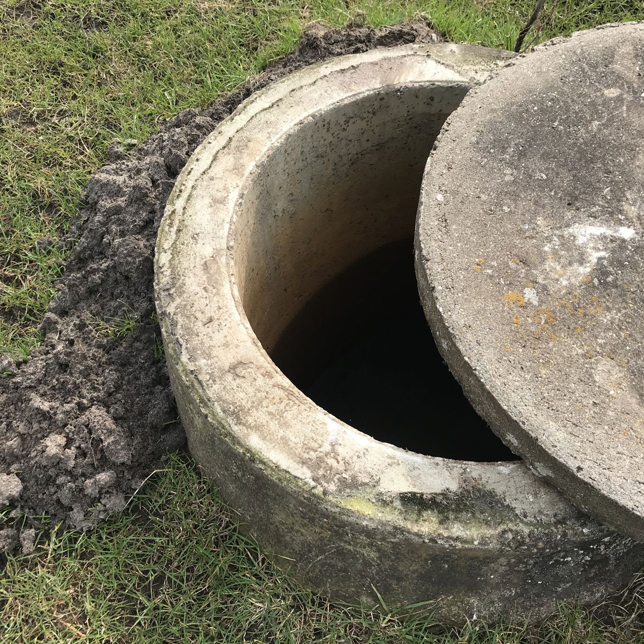 En brønd hvor dækslet er skubbet til side