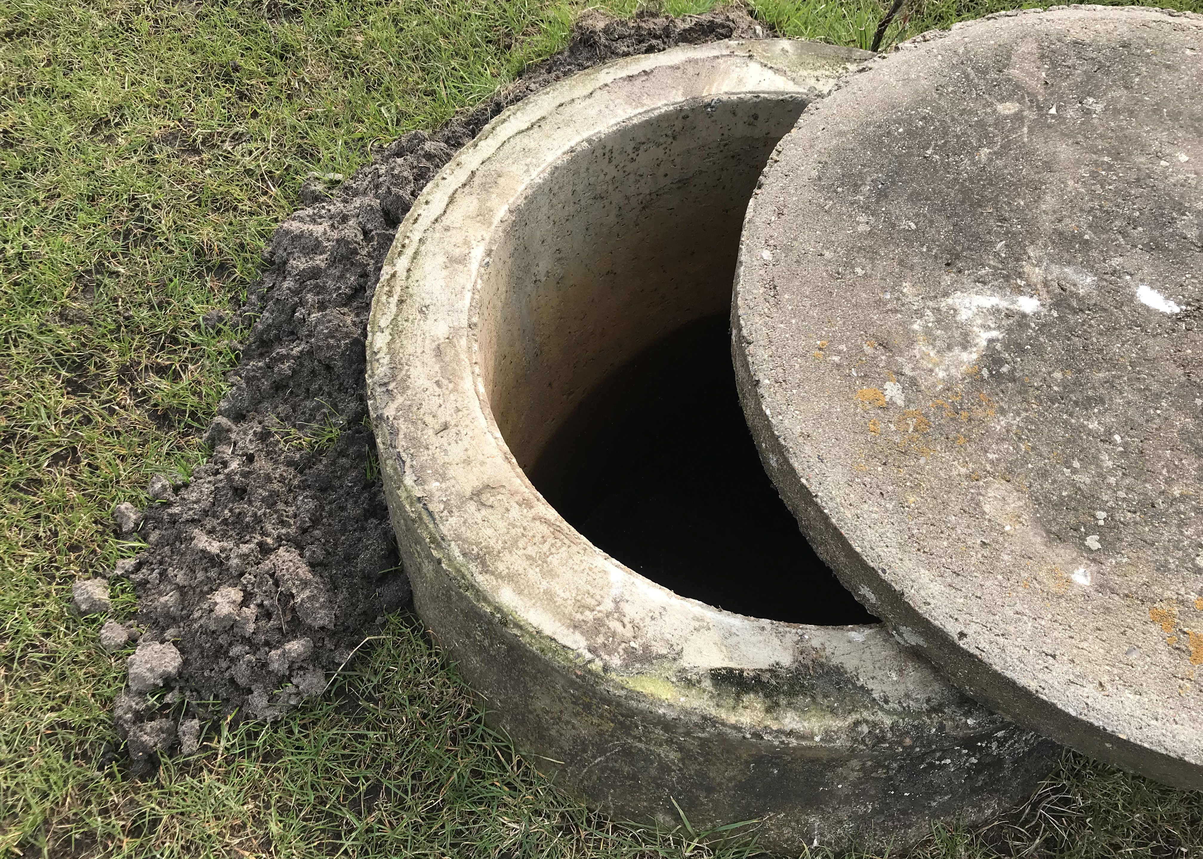 En brønd hvor dækslet er skubbet til side