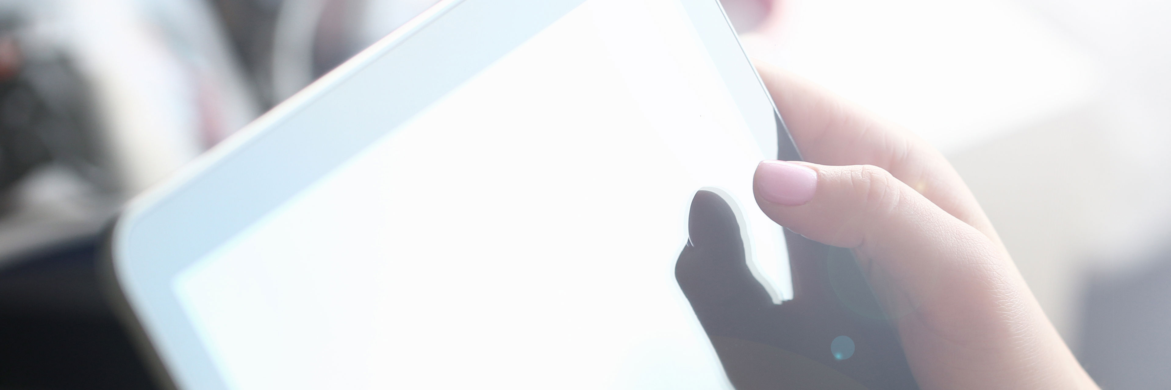 Hænder holder en iPad