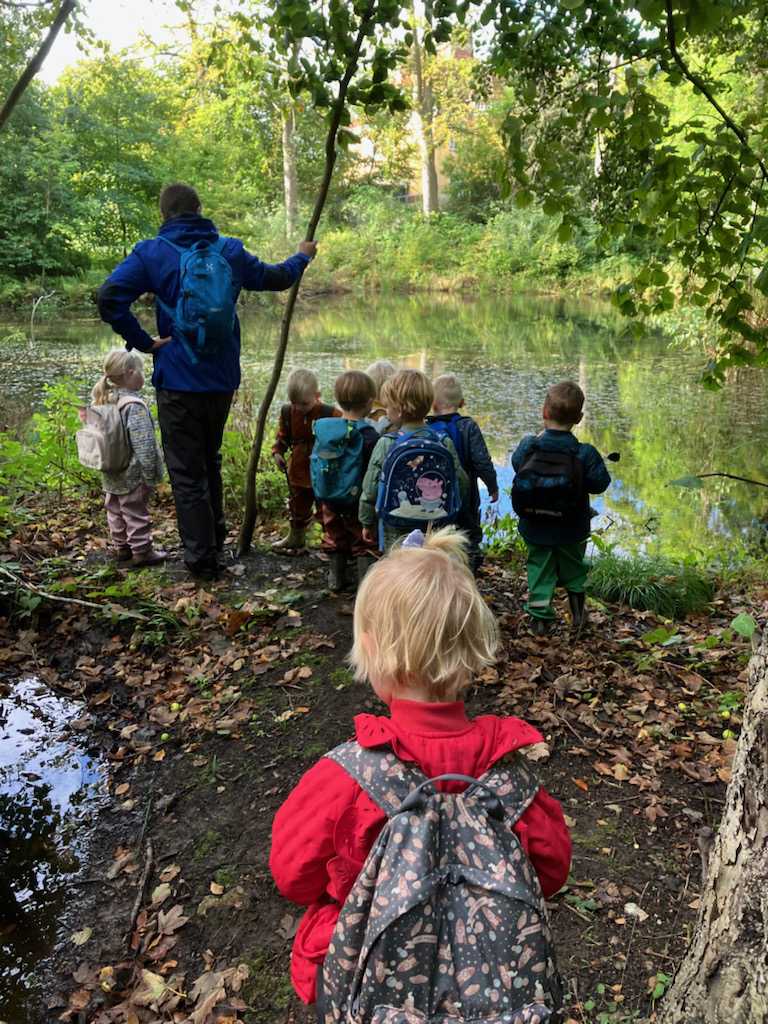 Børnehavebørn ved en skovsø