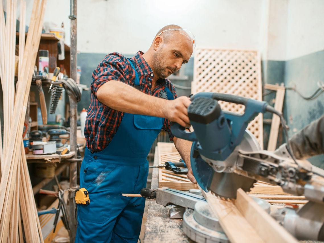 Håndværker med rundsav