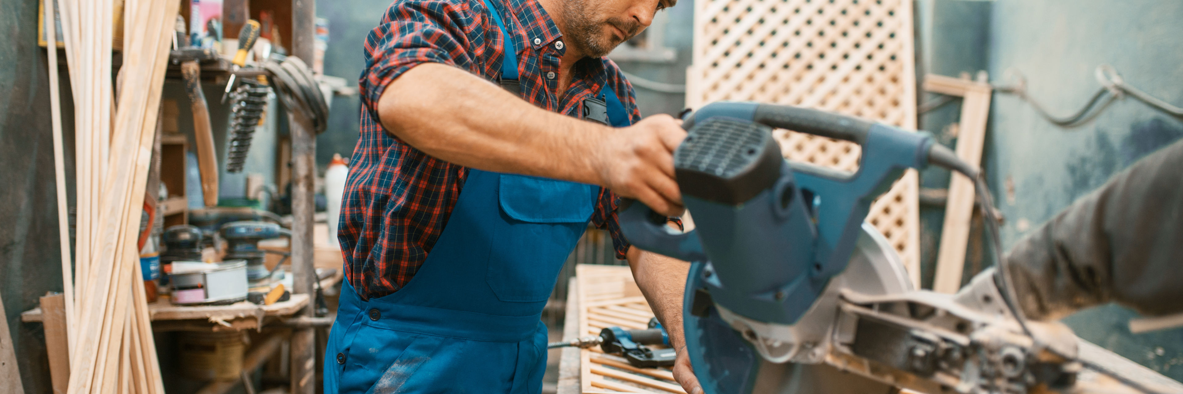 Håndværker med rundsav