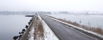 Vej på Sidingedæmningen - det er frostvejr, let diset og der ligger sne på mark og i rabat