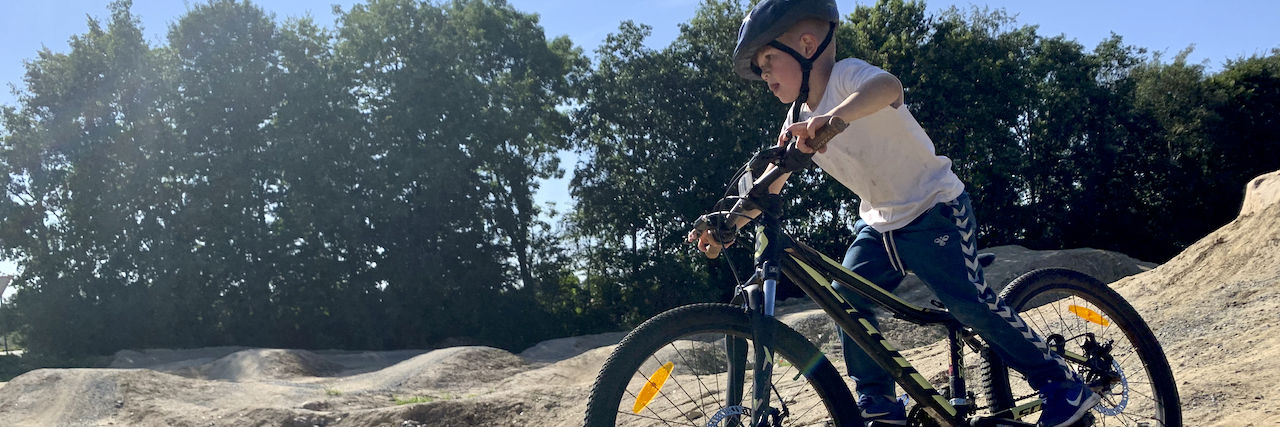 Dreng der cykler i Stenlille Bikepark
