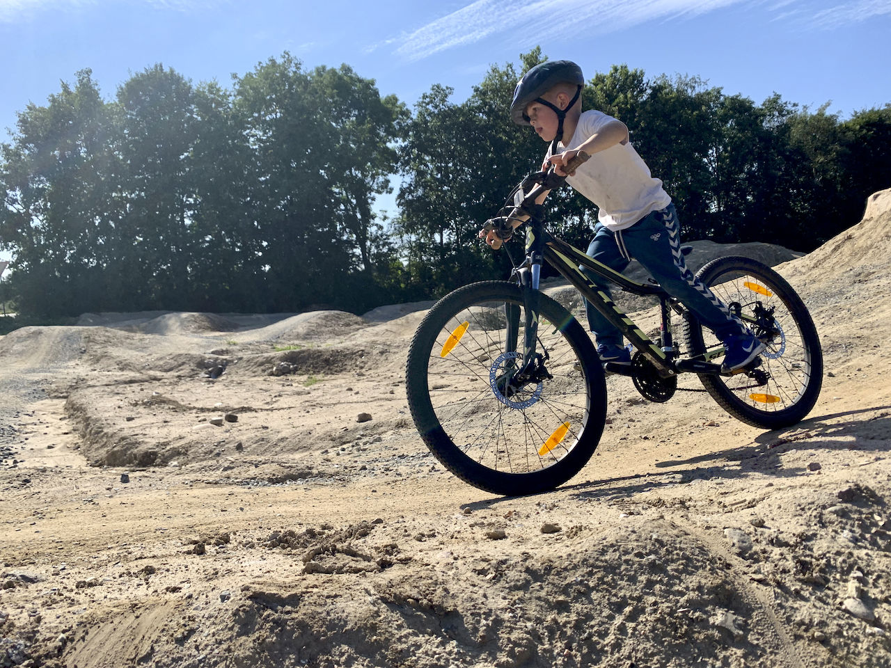 Dreng der cykler i Stenlille Bikepark