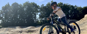 Dreng der cykler i Stenlille Bikepark