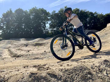 Dreng der cykler i Stenlille Bikepark