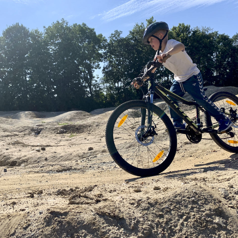 Dreng der cykler i Stenlille Bikepark