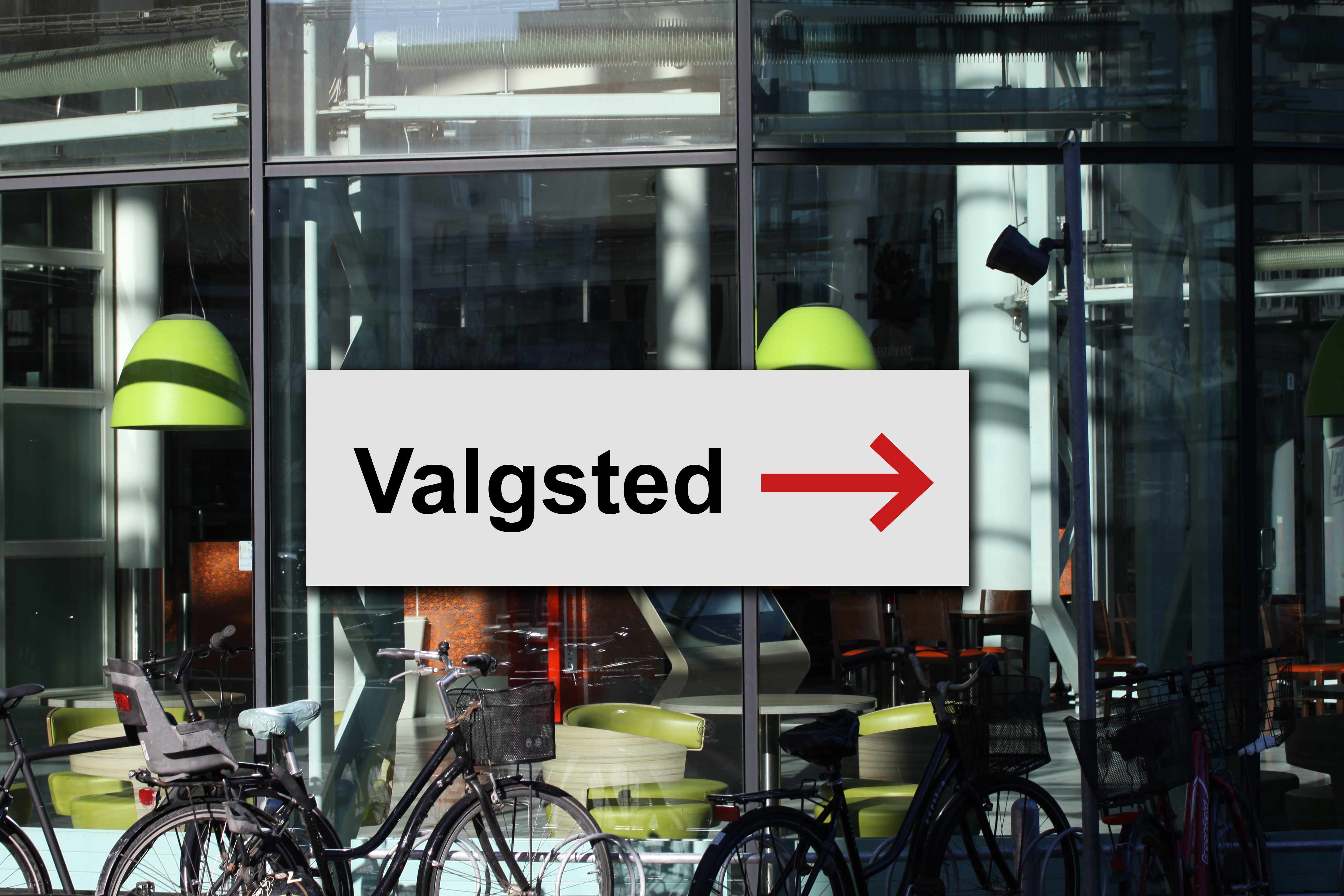 Skilt viser vej til valgstedet