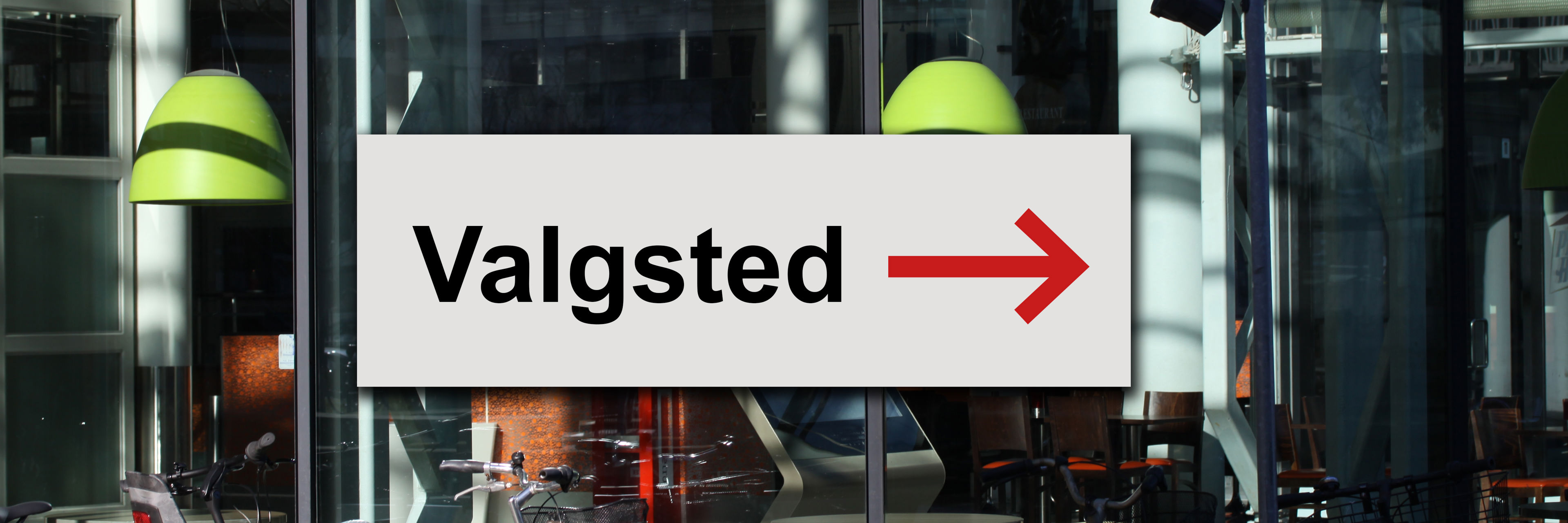 Skilt viser vej til valgstedet