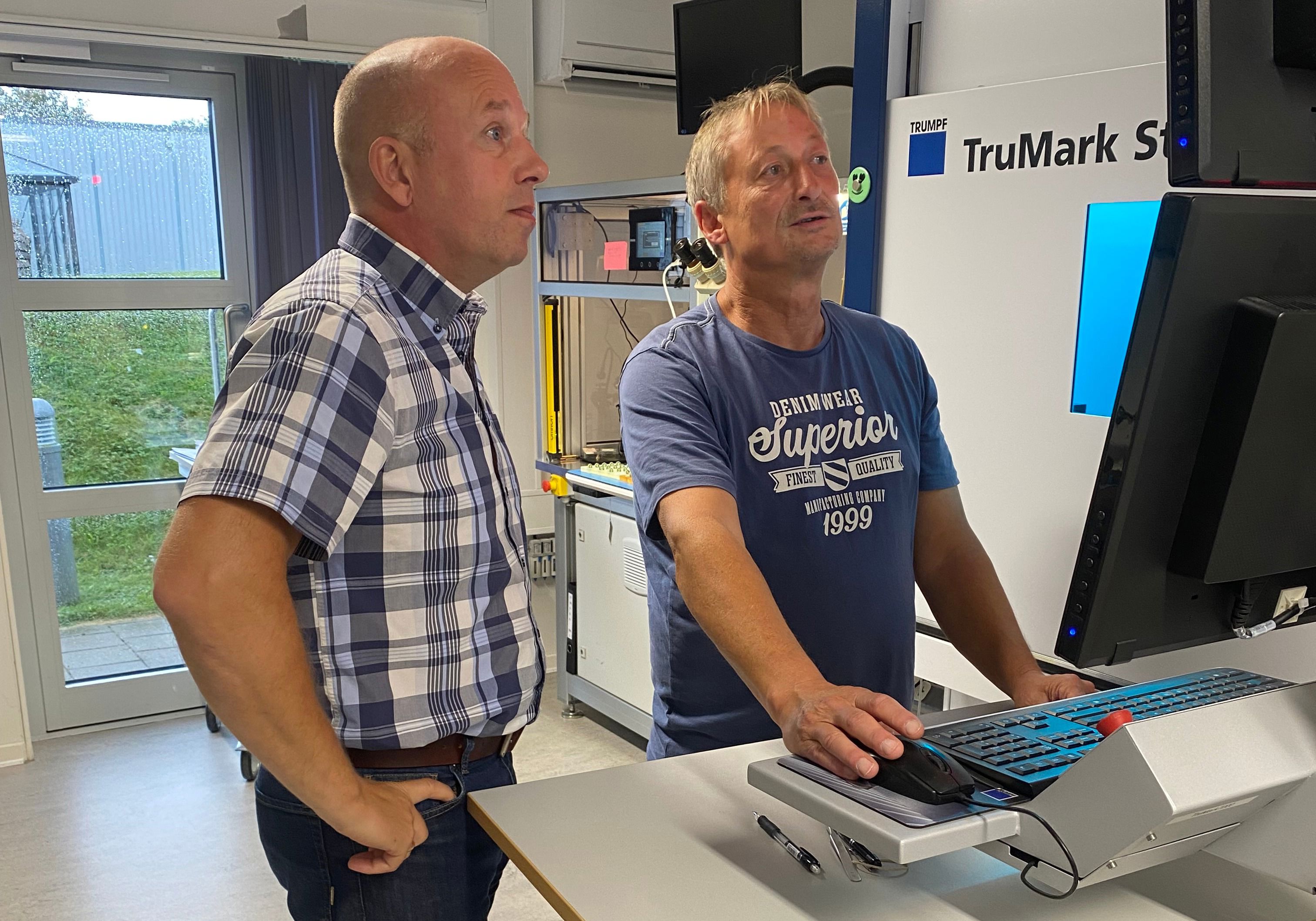 Morten Rubæk og en medarbejder kigger på en computerskærm