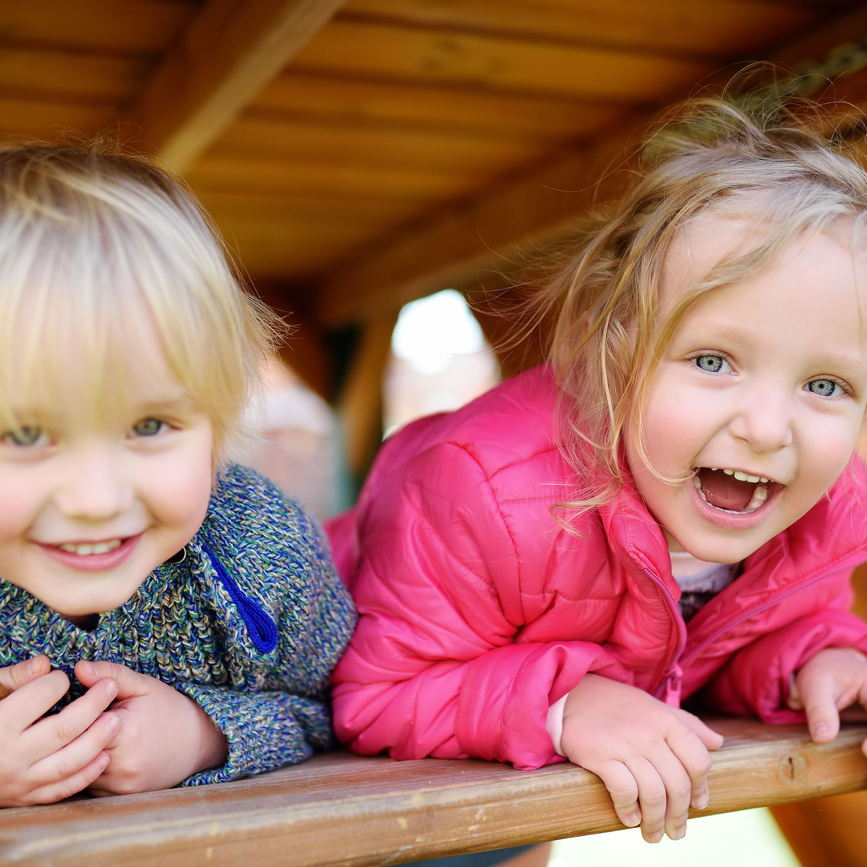 2 småbørn der leger