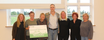 Vinderne af Klimalandsby Makeover 2024 sammen med de tre dommere.