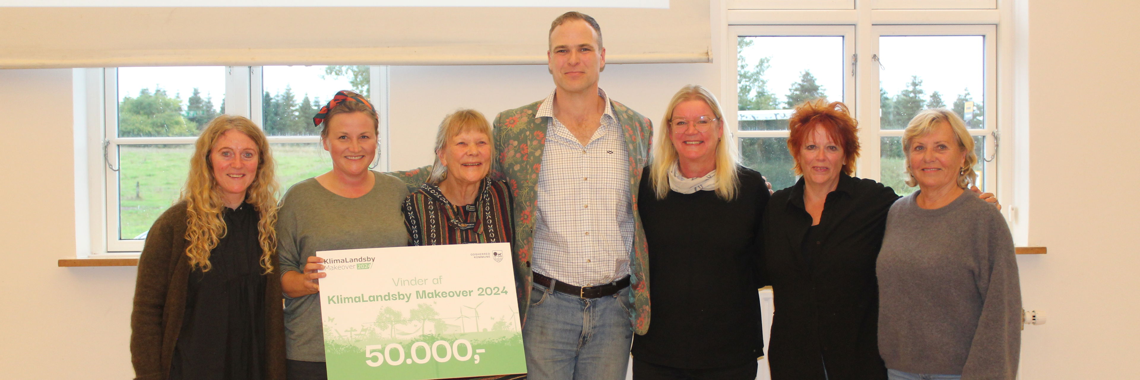 Vinderne af Klimalandsby Makeover 2024 sammen med de tre dommere.