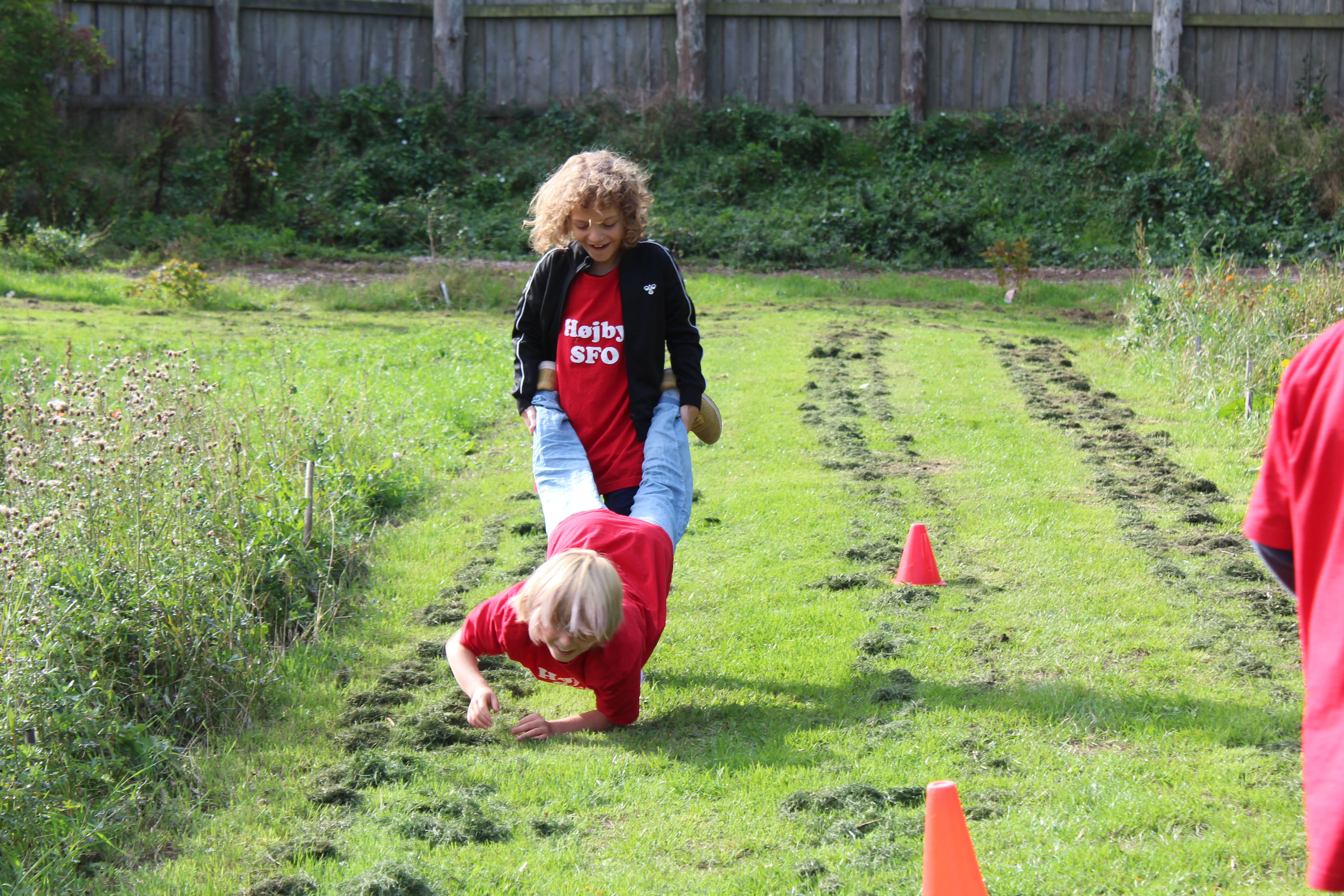Pige går løbehjul med anden pige til OL i Højby