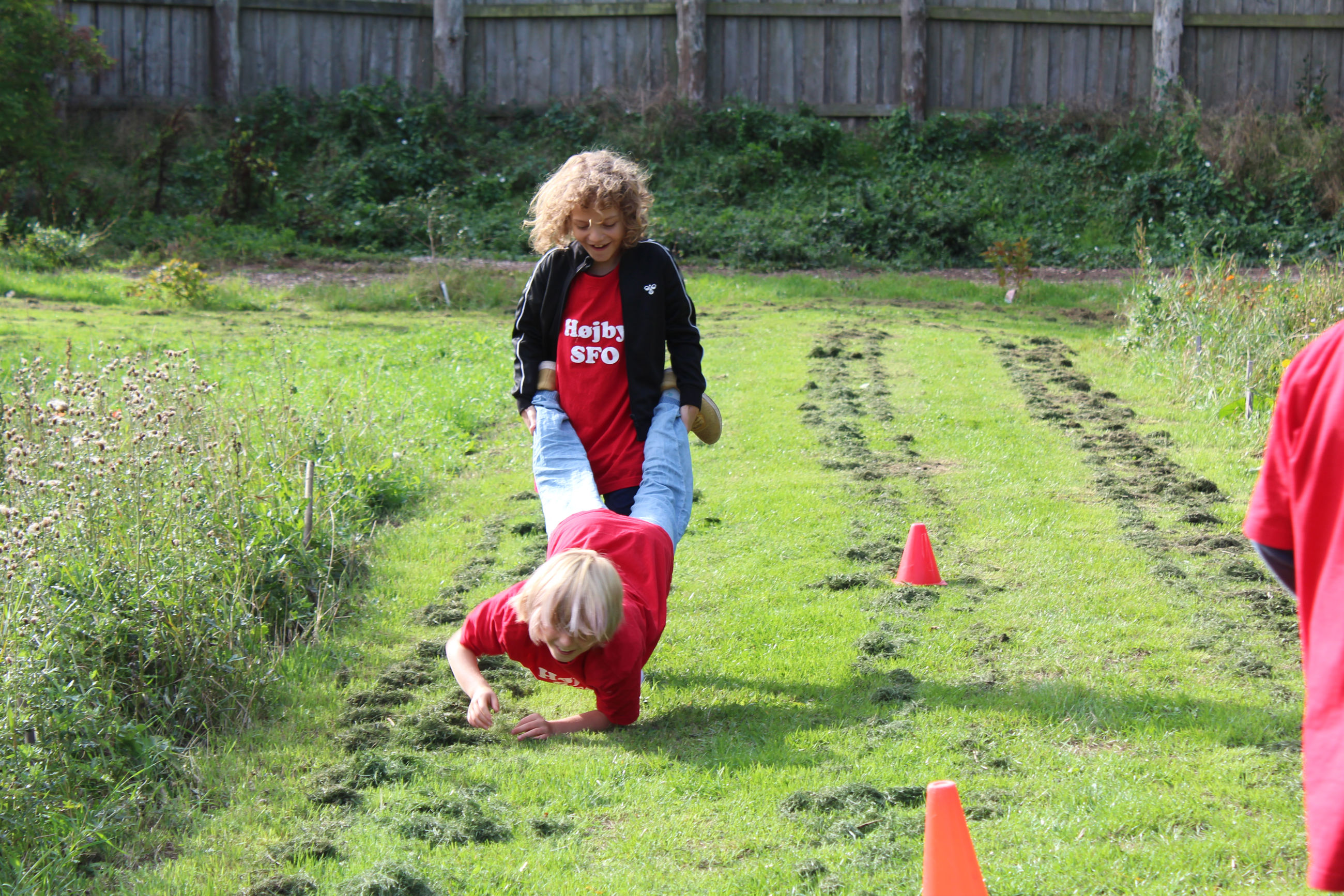 Pige går løbehjul med anden pige til OL i Højby