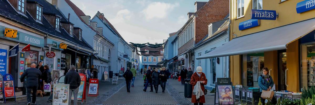 Algade i Nykøbing, mennesker med overtøj ved en grøntbod