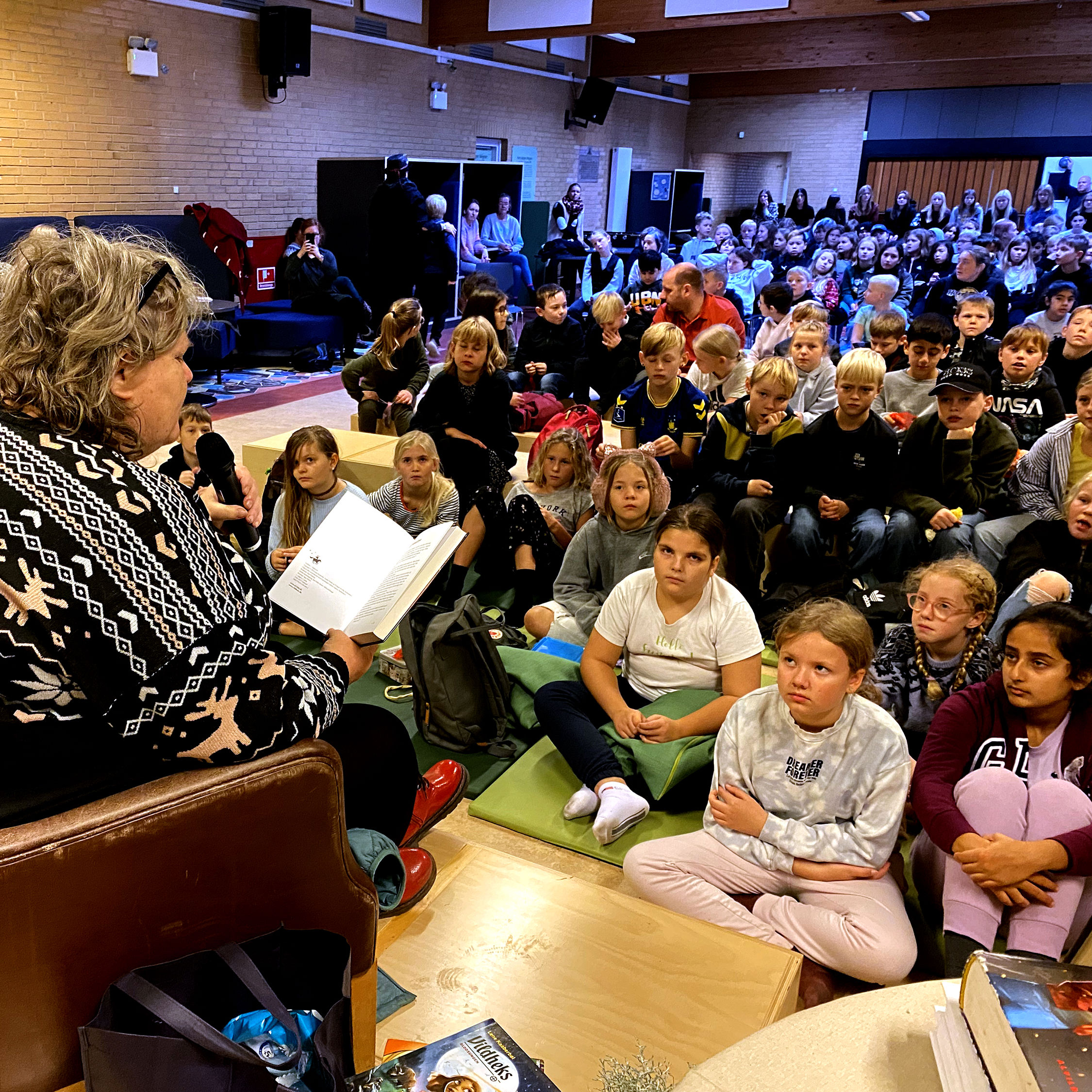 Forfatter Lene Kaaberbøl læser højt for børnene på Vig Skole