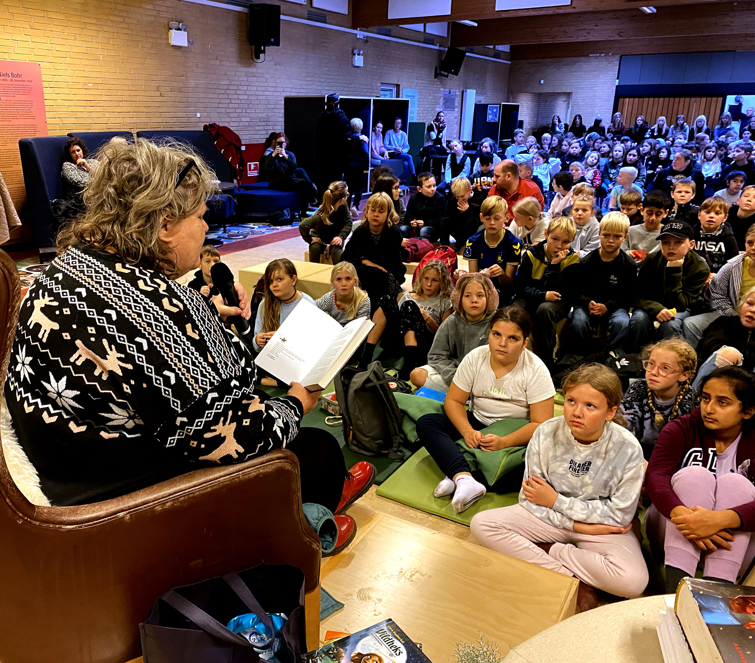 Forfatter Lene Kaaberbøl læser højt for børnene på Vig Skole