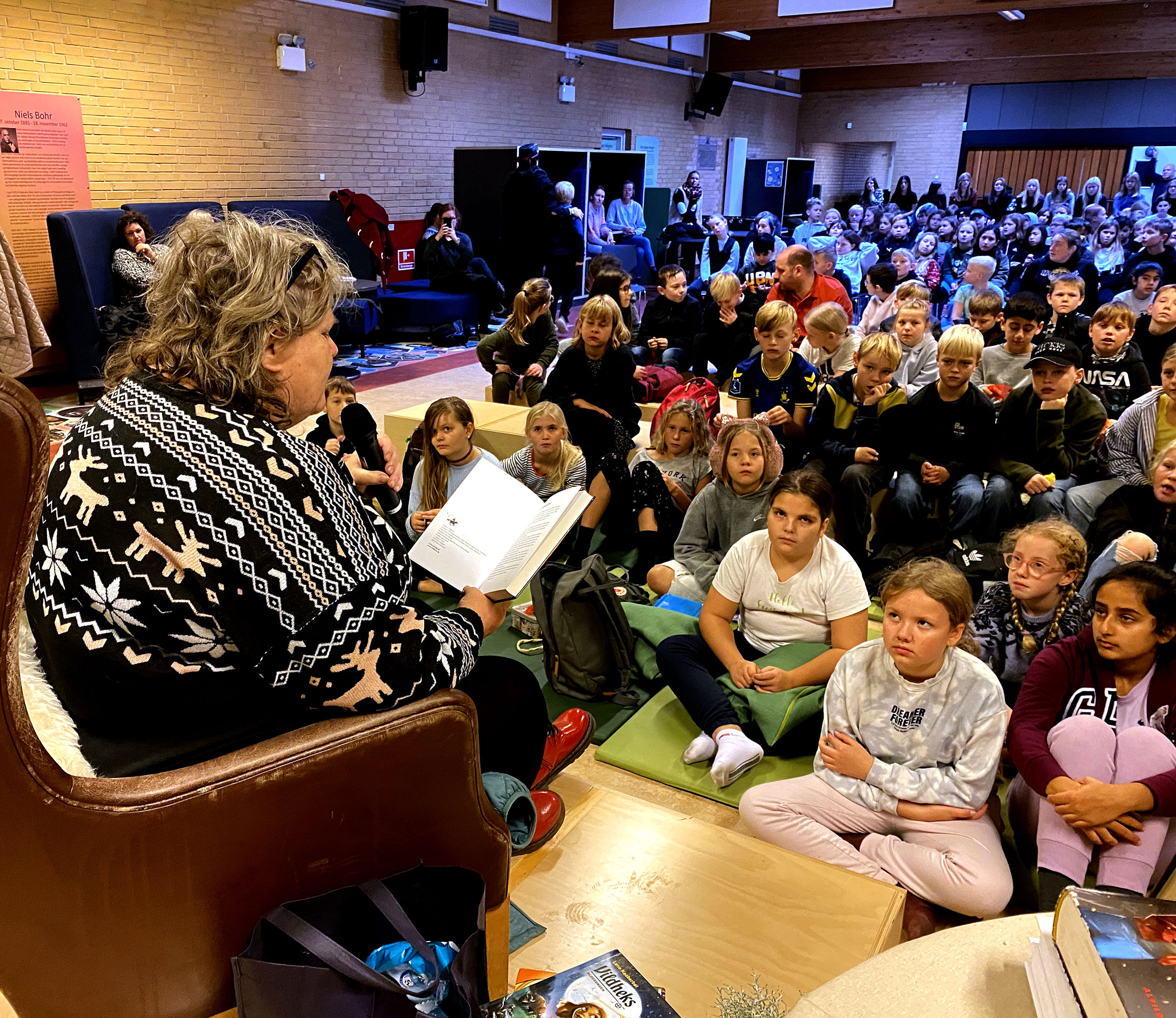 Forfatter Lene Kaaberbøl læser højt for børnene på Vig Skole