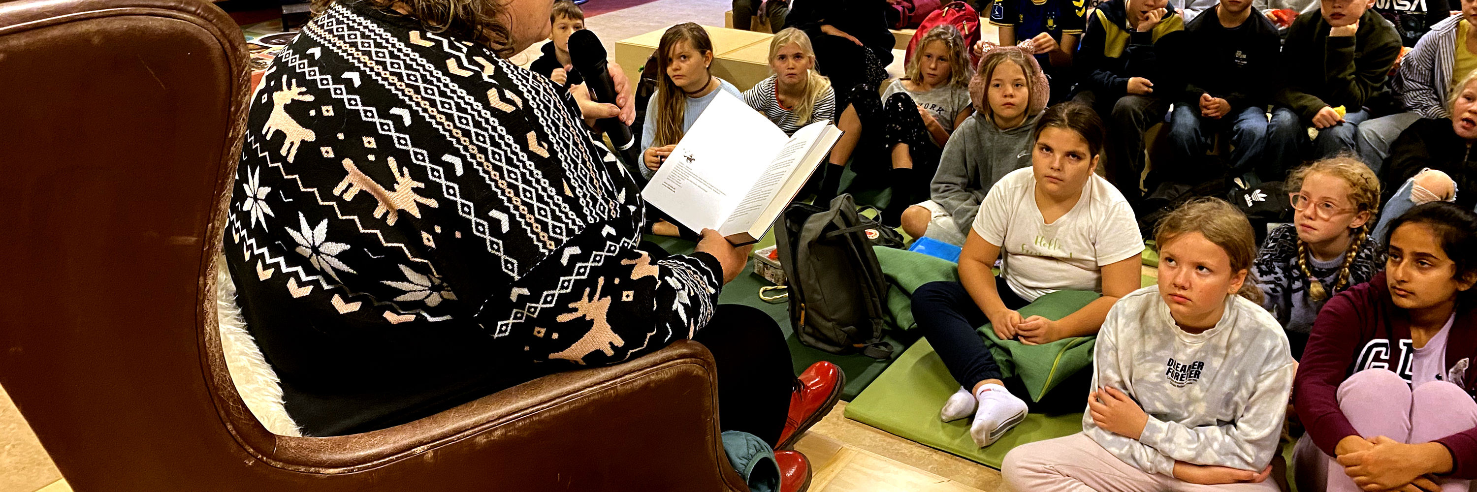 Forfatter Lene Kaaberbøl læser højt for børnene på Vig Skole