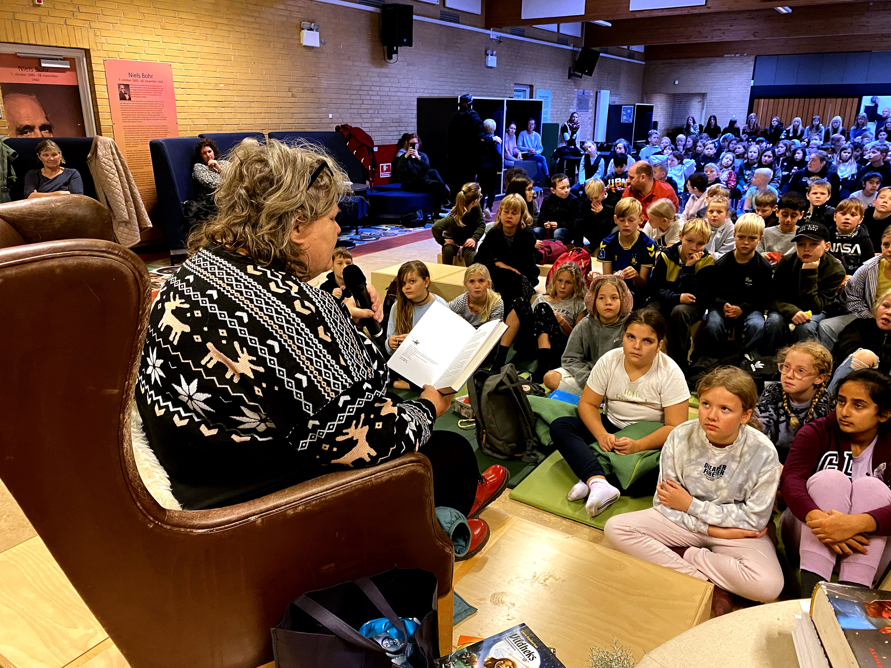 Forfatter Lene Kaaberbøl læser højt for børnene på Vig Skole