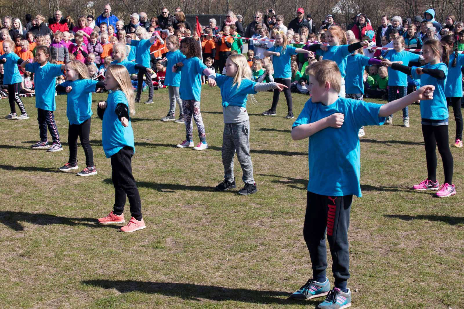 Børn dyrker gymnastik