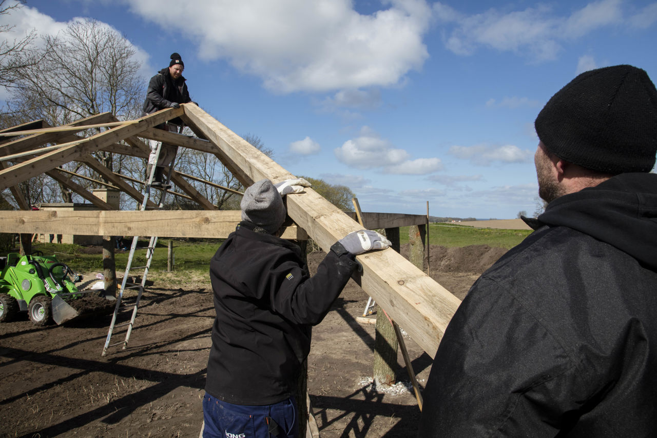 Håndværkere arbejder med lægter