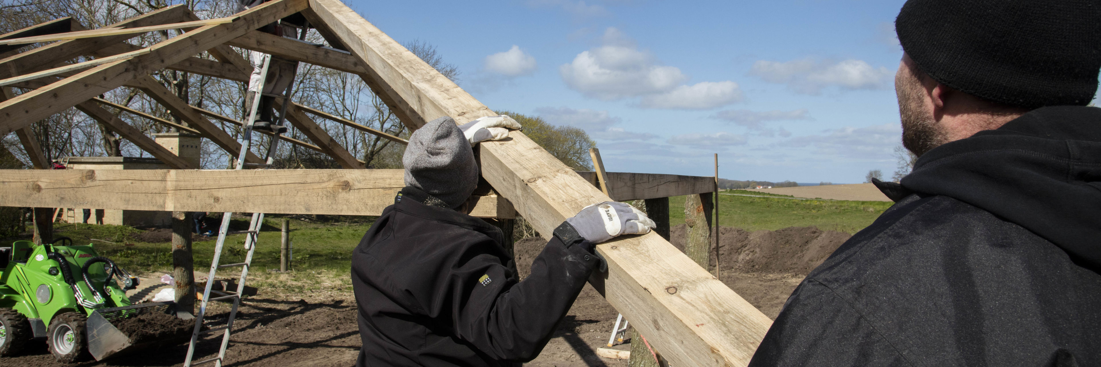 Håndværkere arbejder med lægter