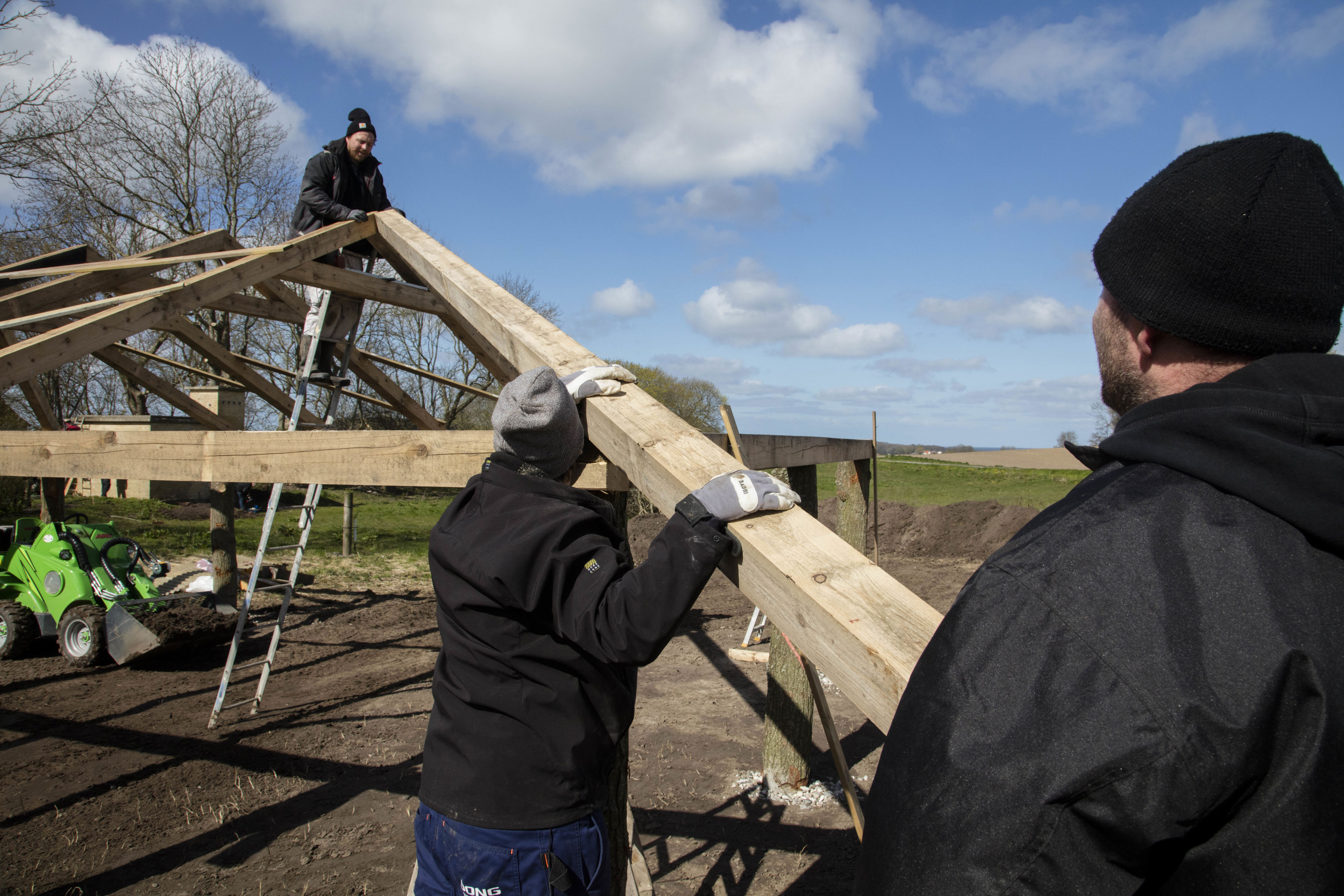 Håndværkere arbejder med lægter
