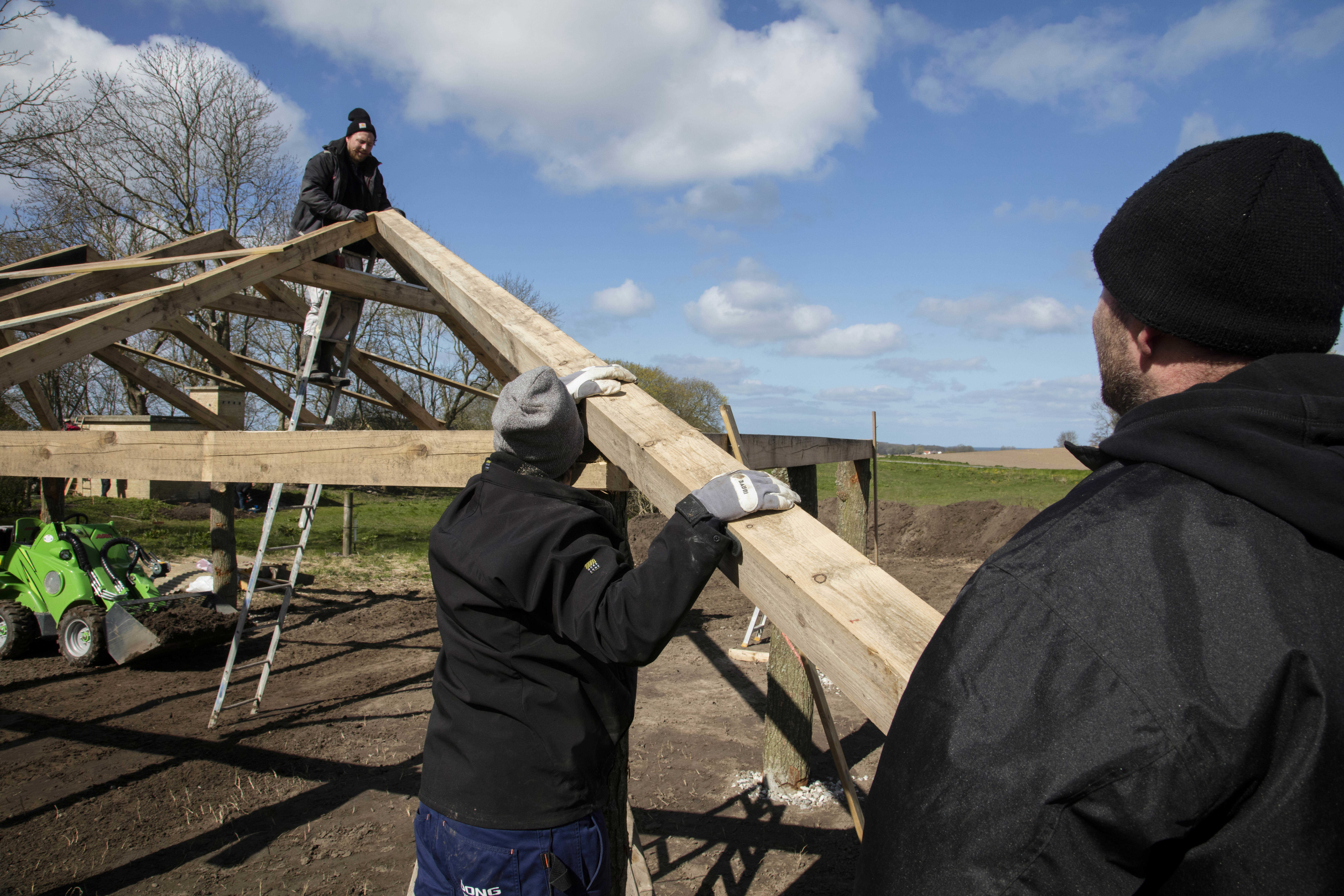 Håndværkere arbejder med lægter