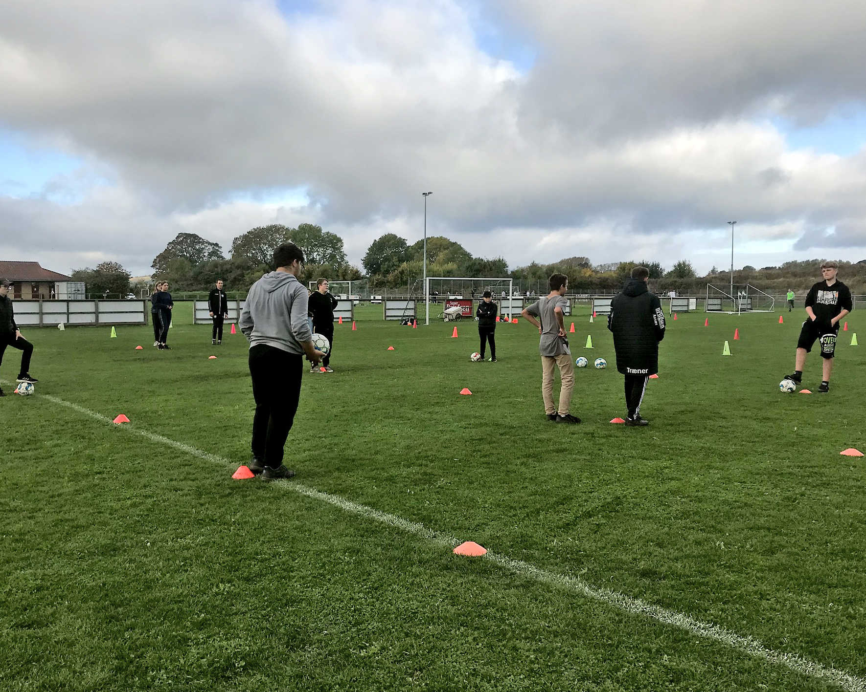 Unge på idrætsbane