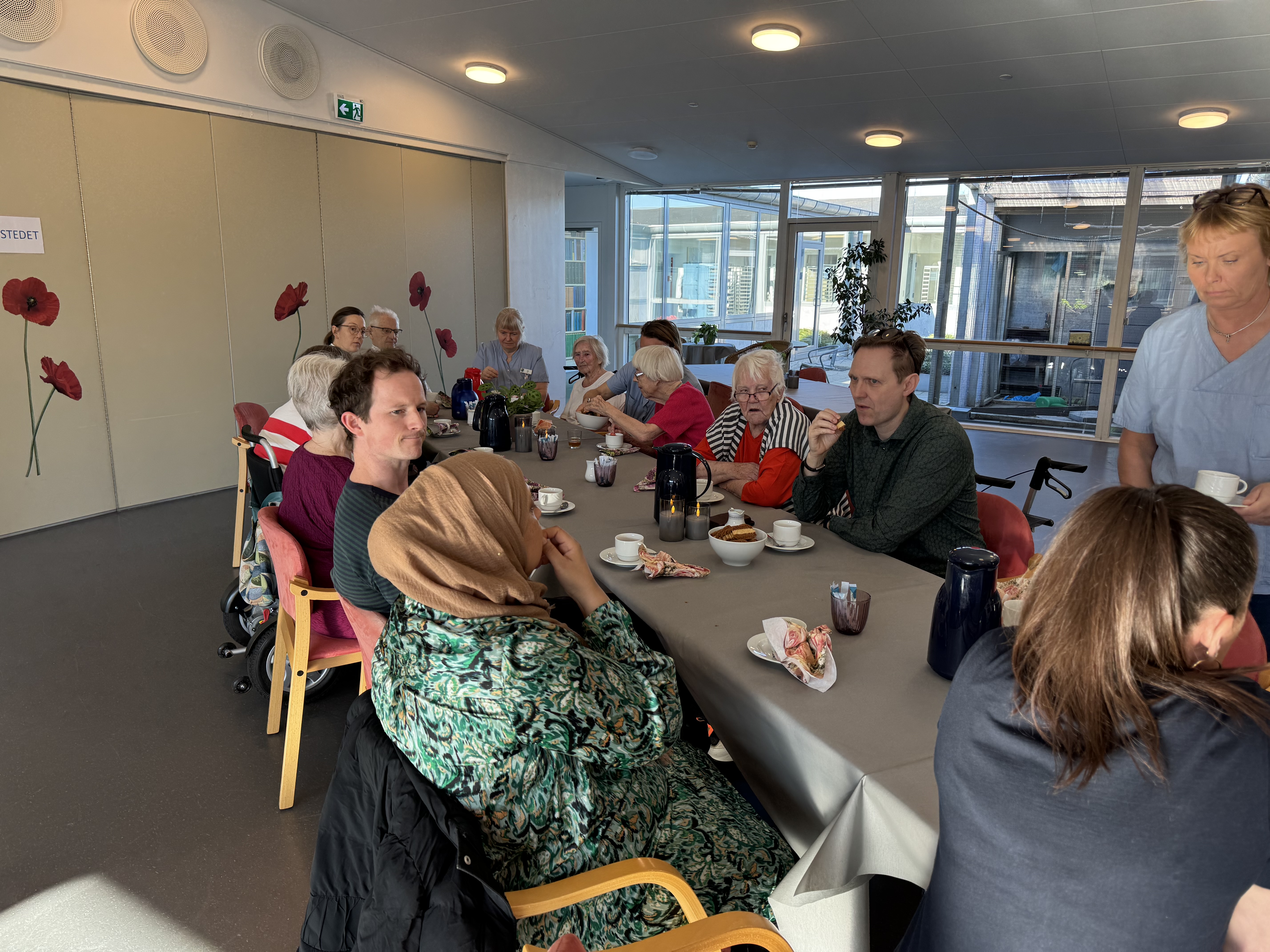 Ældre der sidder om et bord på plejecenter Solvognen