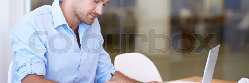 Mand med computer og tegninger