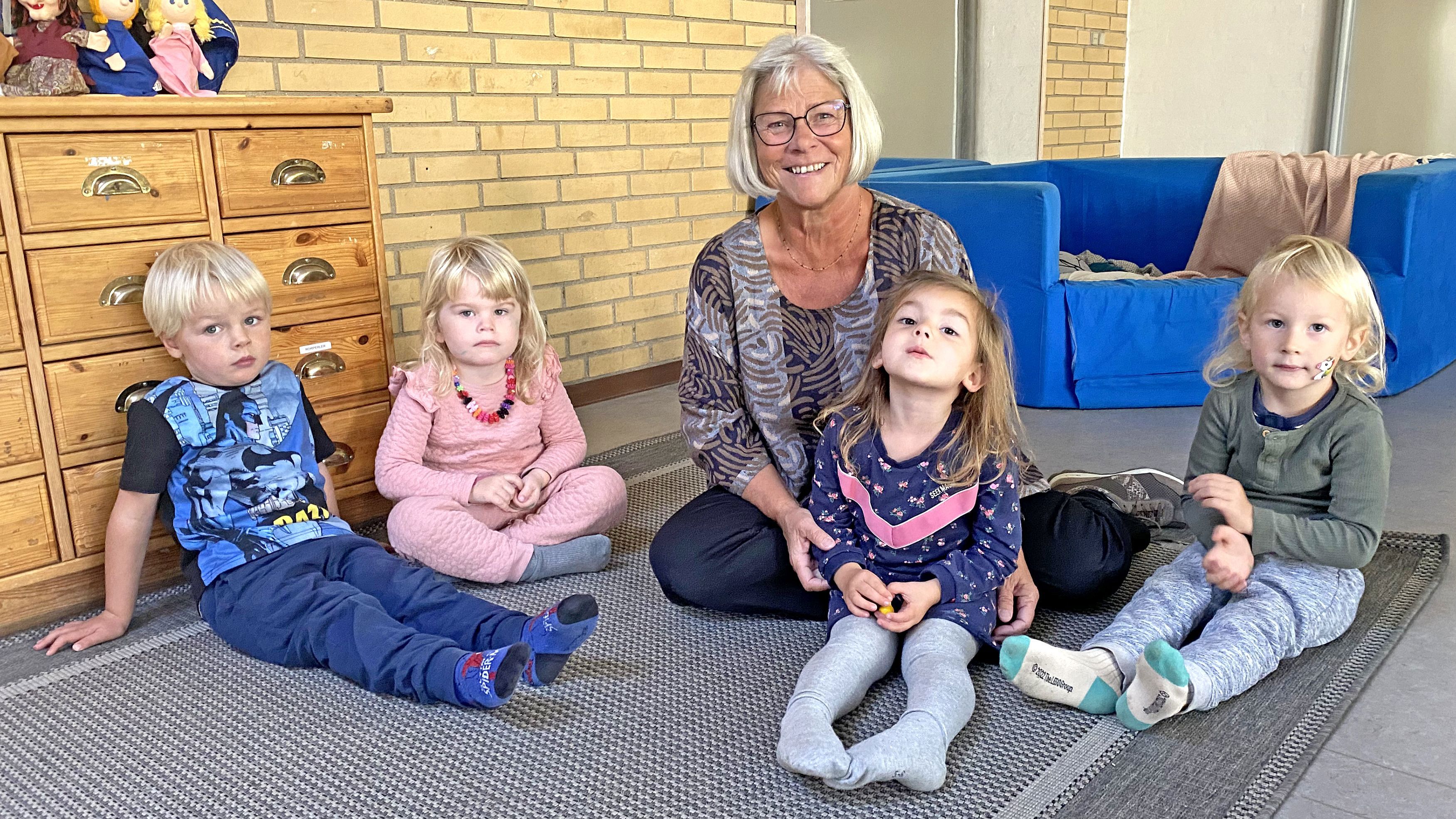 Pædagog Connie Brødegaard Nielsen med fire børn