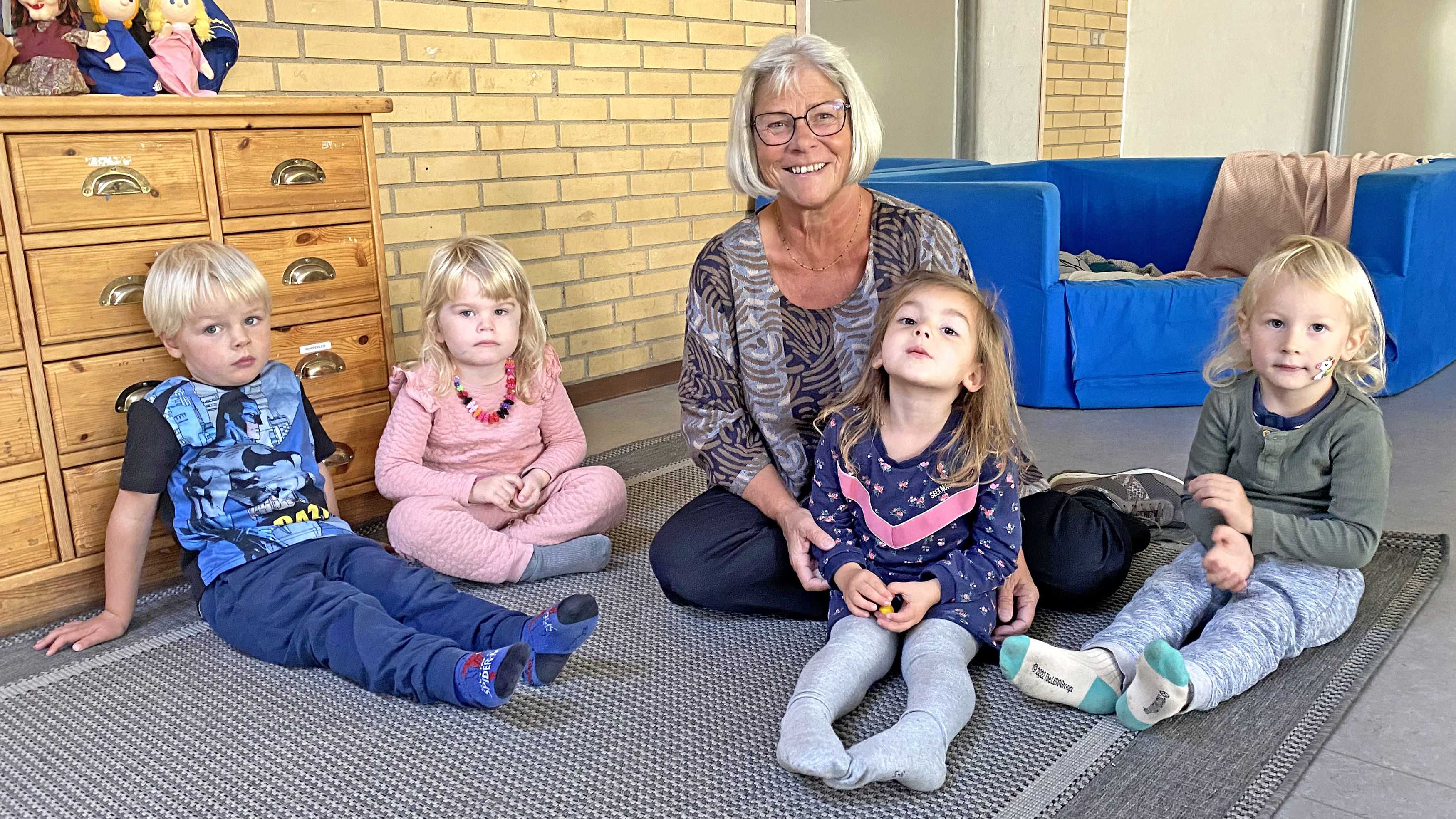 Pædagog Connie Brødegaard Nielsen med fire børn