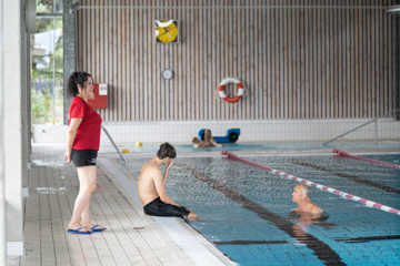 Livredder på kanten af bassinet i Nykøbing Svømmehal