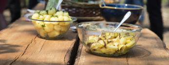 Tilberedte kartofler på sommerbord