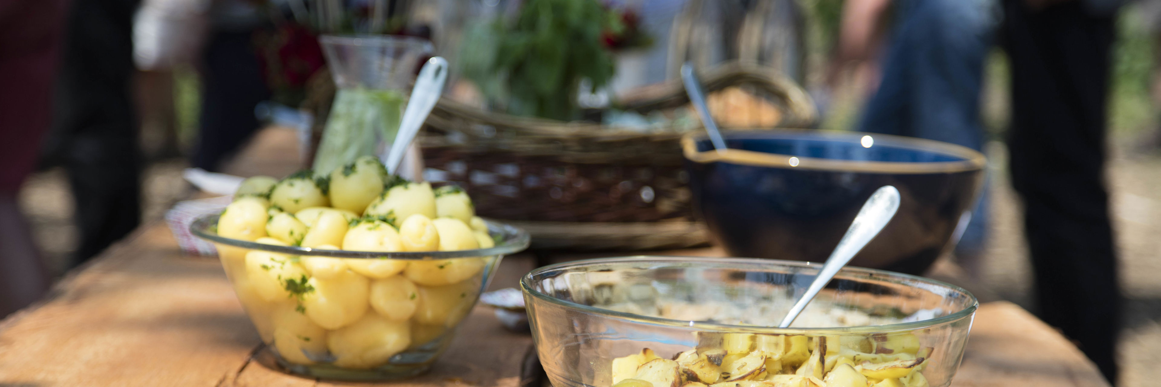 Tilberedte kartofler på sommerbord