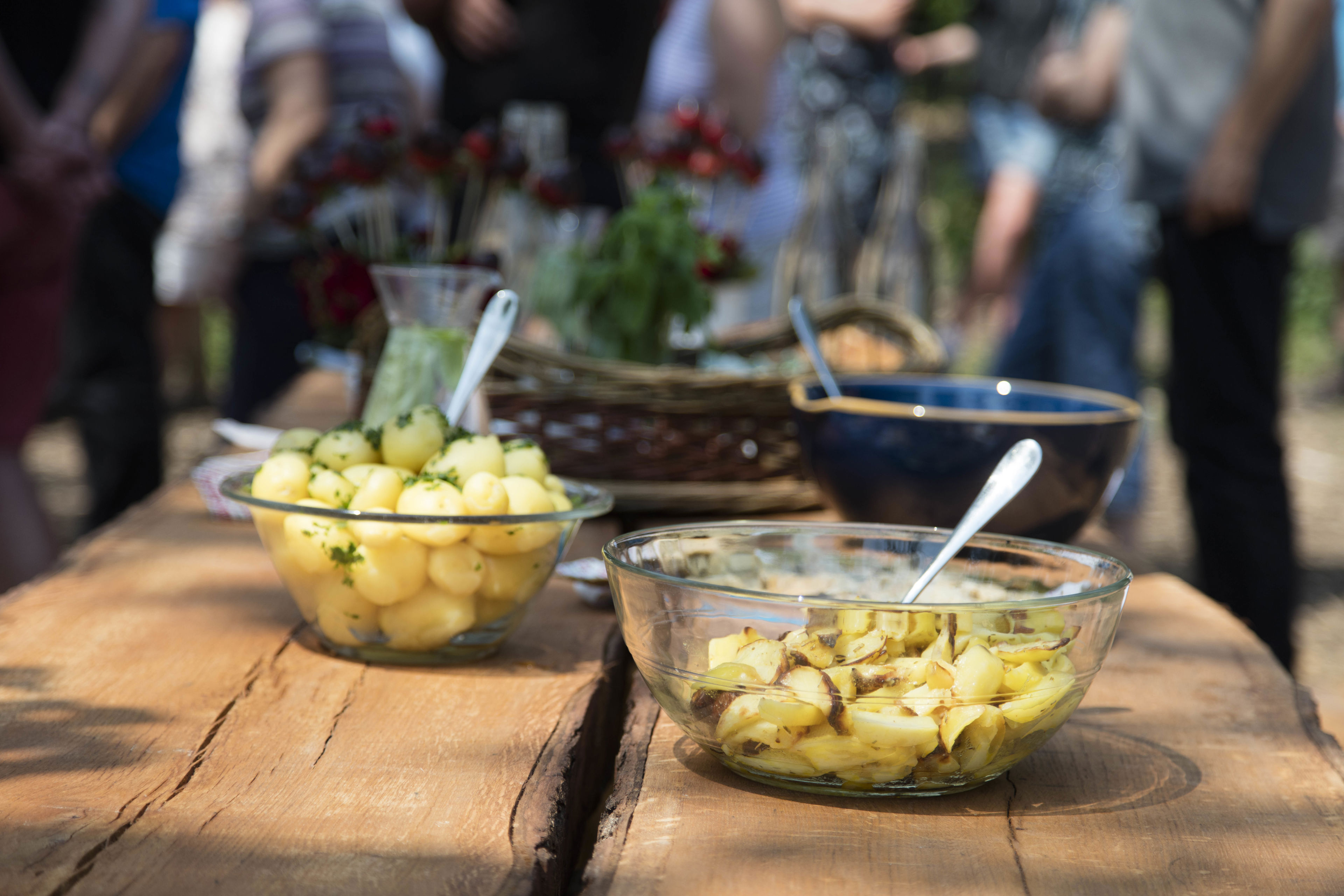 Tilberedte kartofler på sommerbord