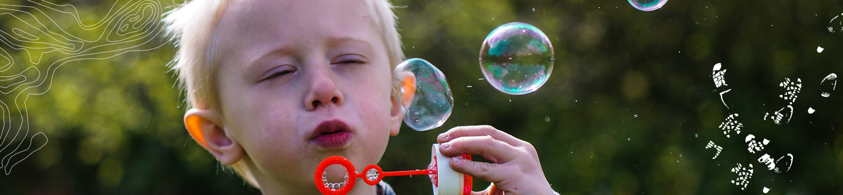 Dreng der puster sæbebobler