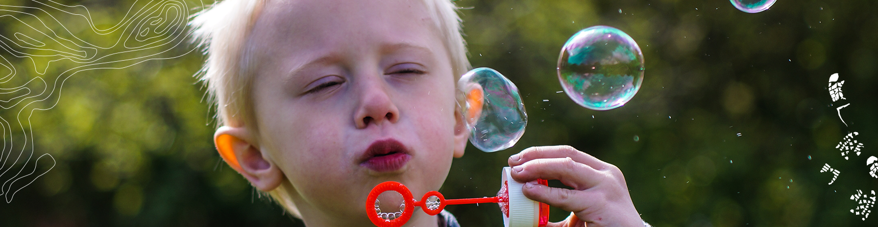 Dreng der puster sæbebobler