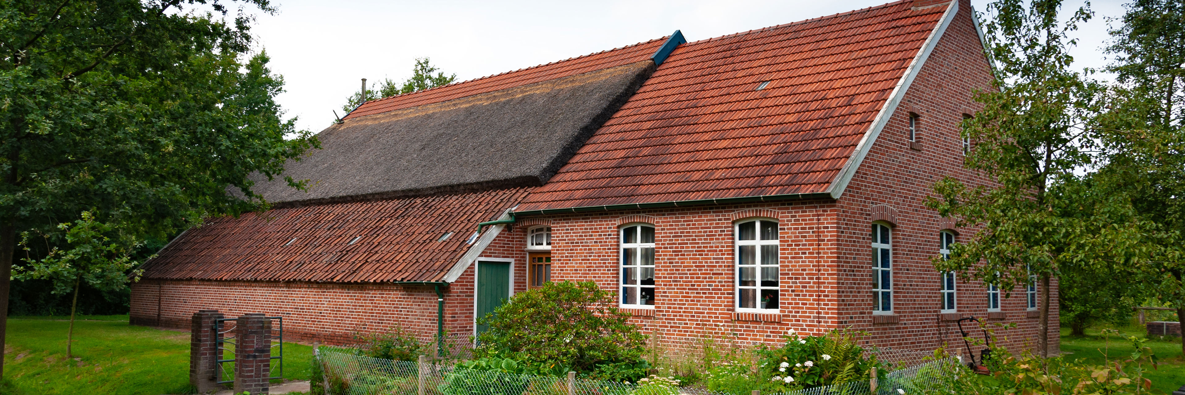 Villa i rødsten med grøn have