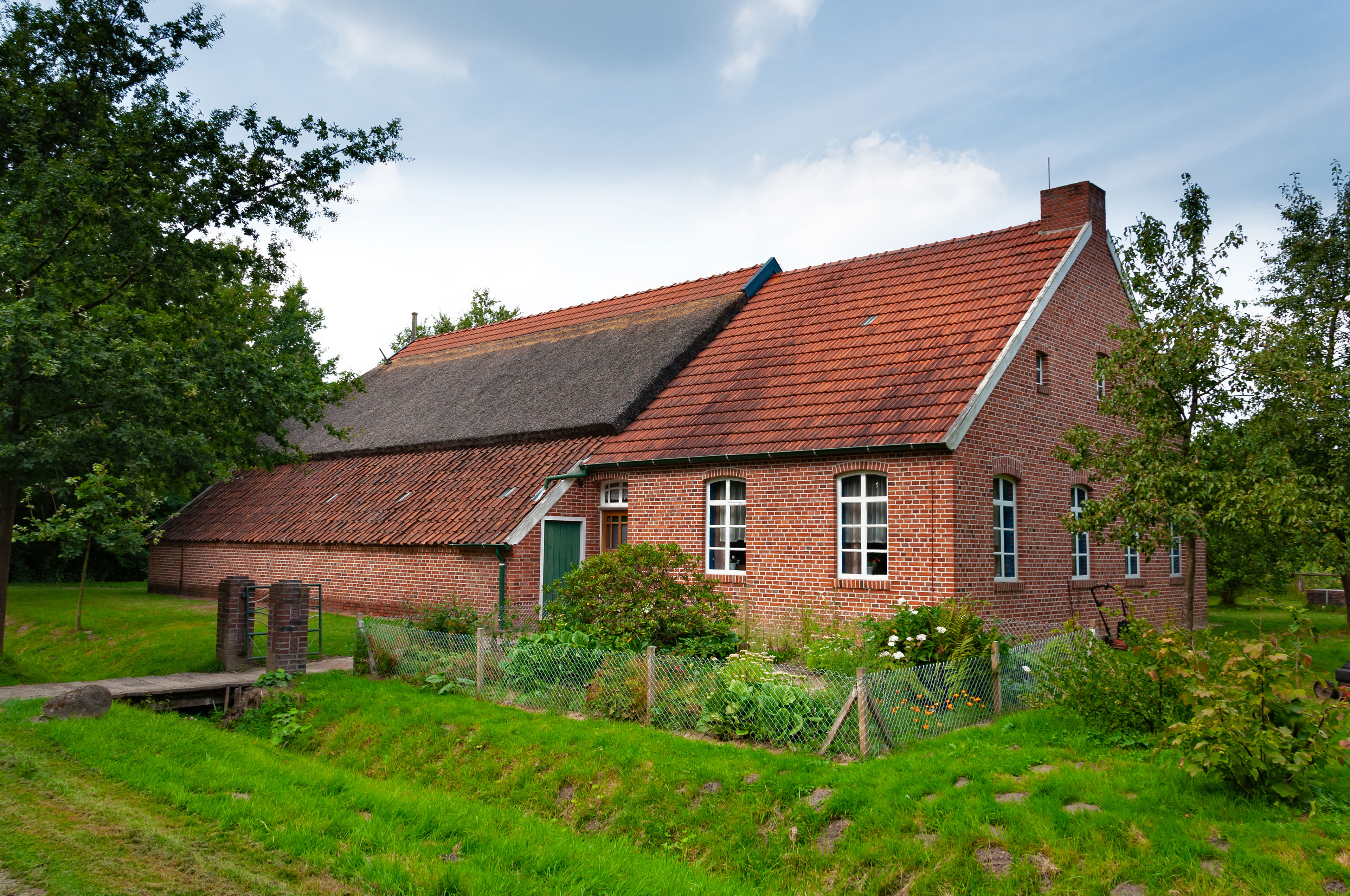 Villa i rødsten med grøn have