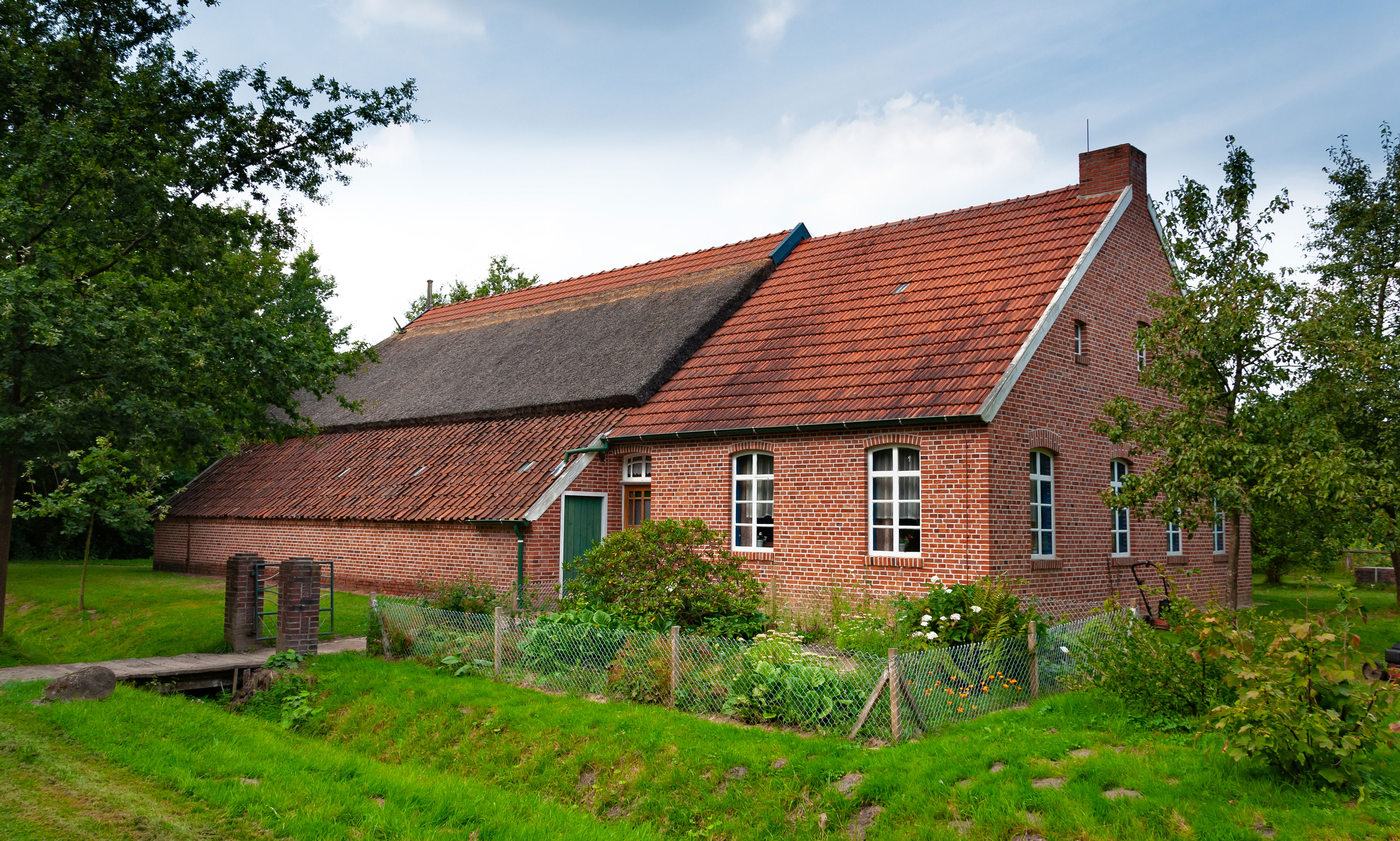 Villa i rødsten med grøn have