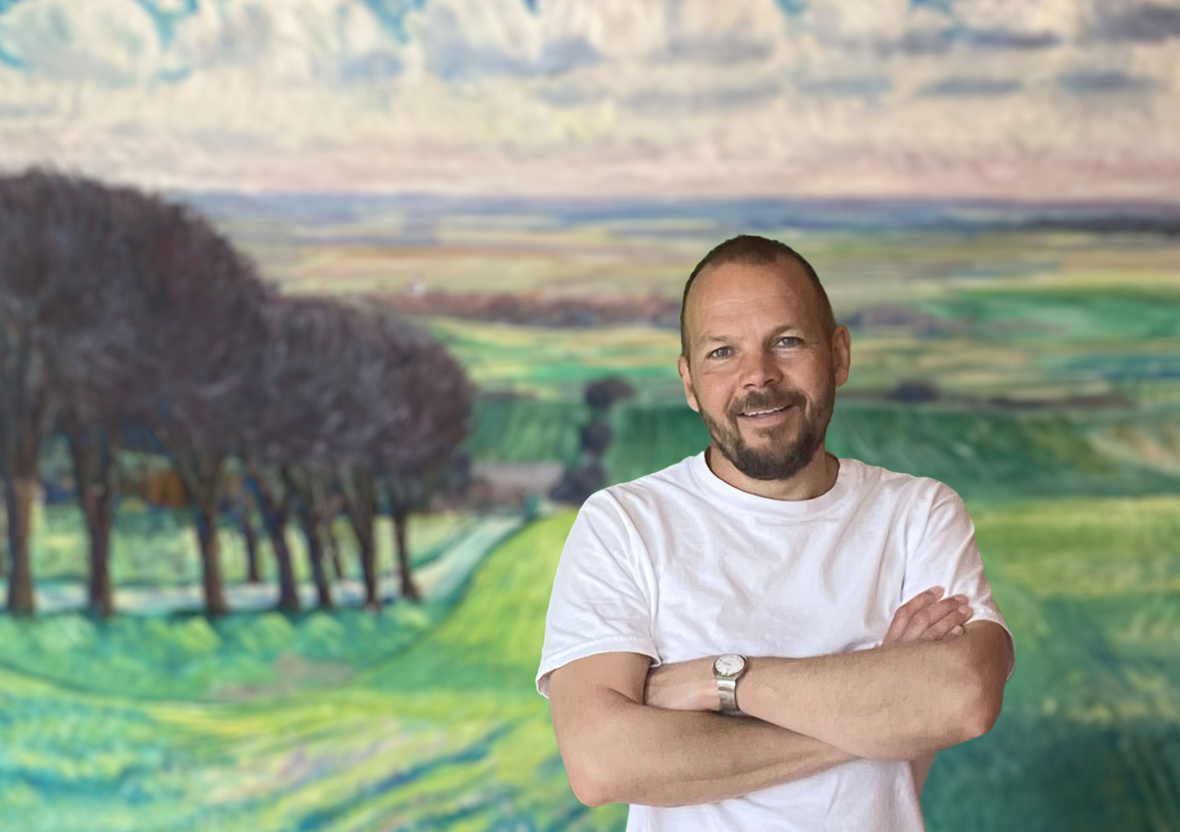 Mand foran maleri af landskab