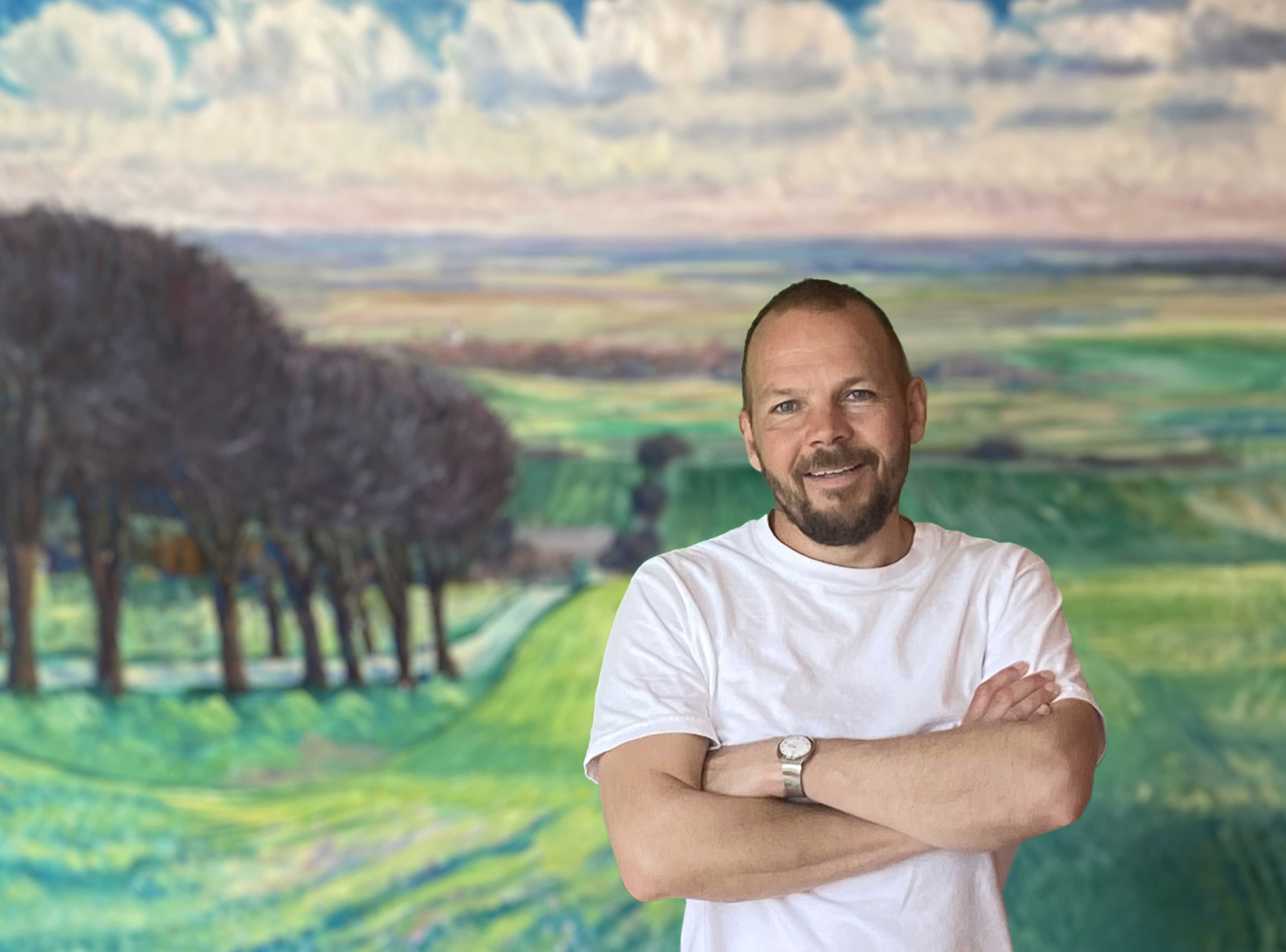 Mand foran maleri af landskab