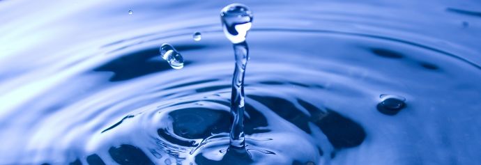 En vanddråbe som plasker ned på en vandoverflade