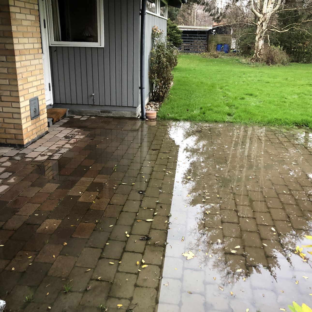 En terrasse som er dækket af flere centimeter vand