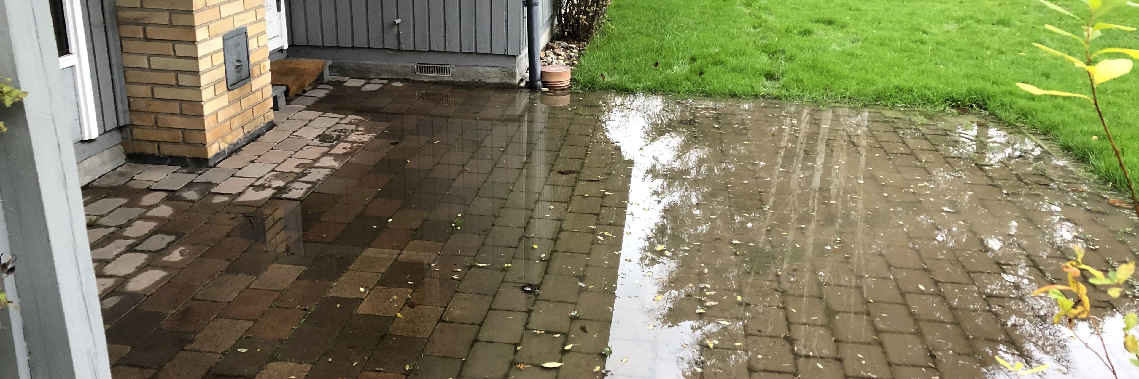 En terrasse som er dækket af flere centimeter vand